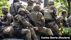 Militari ucraineni pe un tank în localitatea Bahmut din estul Ucrainei, 29 mai 2022
