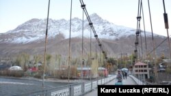 Most koji povezuje Afganistan i Tadžikistan preko rijeke Pjanj.
