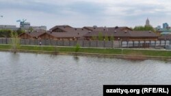 Объект за высоким забором на берегу Есиля в Астане называют «конюшней президента»