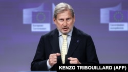Johannes Hahn, a költségvetésért felelős uniós biztos jövő héten jelent a Magyarországgal szemben egy éve támasztott feltételek teljesítéséről. Fotó: AFP