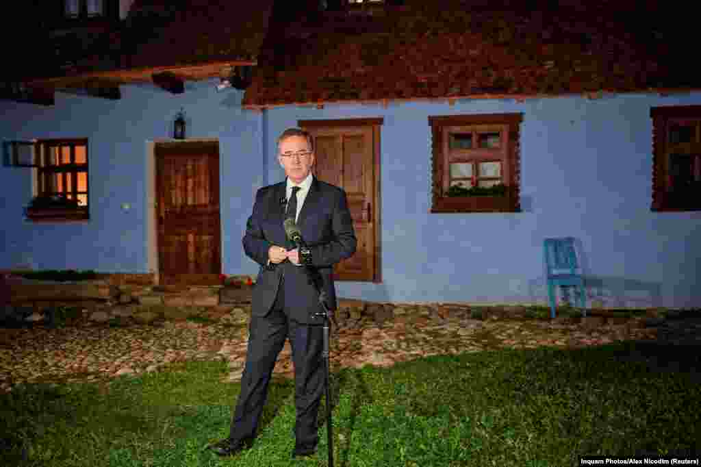 Andrew Noble, britanski ambasador u Rumuniji, sprema se da govori tokom memorijalne manifestacije 18. septembra u Viscriju. Živopisno dvorište u kojem je održana memorijalna manifestacija nalazi se u središtu imanja u vlasništvu novog britanskog kralja Čarlsa III, čije veze sa rumunskom regijom Transilvanija sežu decenijama unazad.