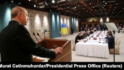 Președintele Turciei, Tayyip Erdogan, adresându-se echipelor de negociatori din Rusia și Ucraina înaintea convorbirilor de pace, 29 martie 2022