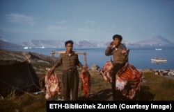 Bărbați din Groenlanda în anii 1950.