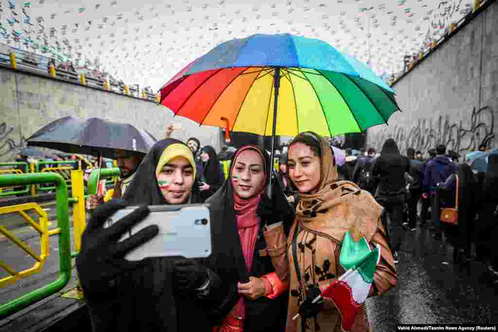 د فبرورۍ پر ۱۱مه ایرانۍ ښځې د هېواد د اسلامي انقلاب ۴۰مې کلیزې په مناسبت انځور اخلي.&nbsp;