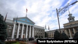 Бишкектин мэриясы жана шаардык кеңеш жайгашкан имарат. 