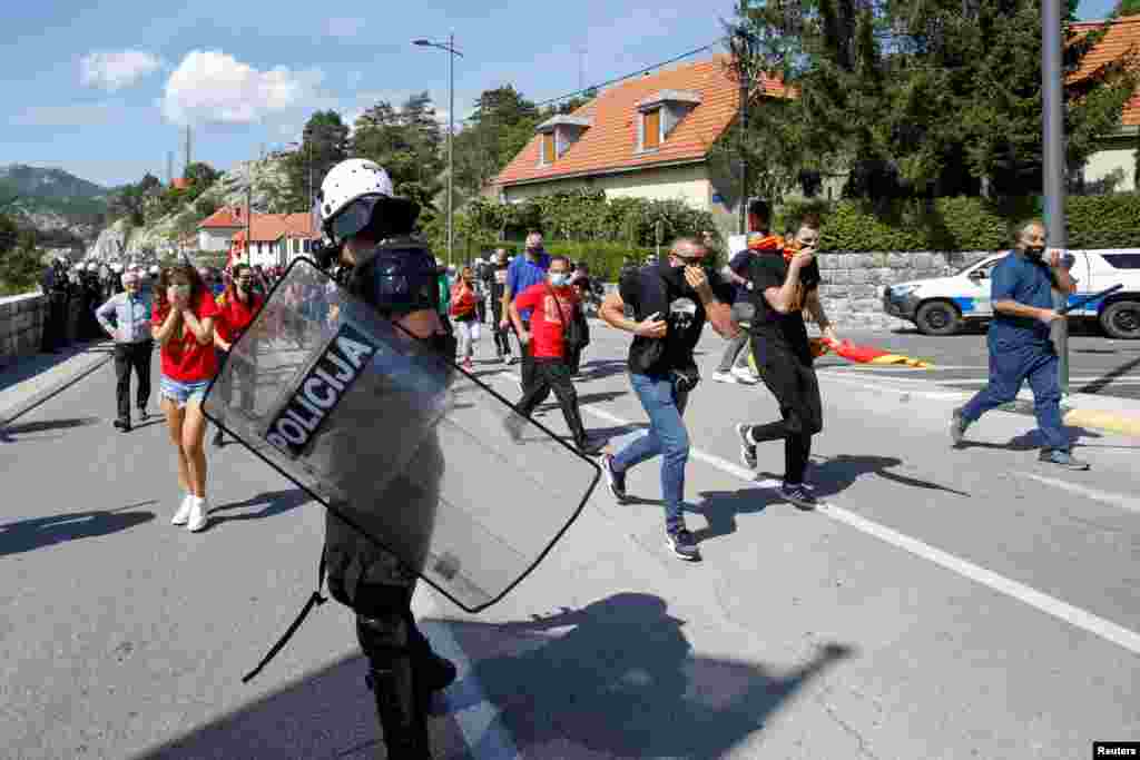 Протест против устоличувањето во Цетиње на црногорско-приморскиот митрополит Јоаникие на Српската православна црква. &nbsp;