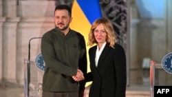 Премьер-министр Италии Джорджа Мелони (справа) и президент Украины Владимир Зеленский (слева) жмут друг другу руки после встречи в Риме, Италия, 10 октября 2024 года. Архивное фото