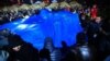 Бессрочная акция протеста в Киеве продолжилась в ночь на понедельник. Участники разбили палатки: они видны на заднем плане этой фотографии.