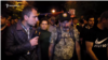 Никол Пашинян во время шествия отвечает на вопрос корреспондента Радио Азатутюн, Ереван, 26 апреля 2018 г.