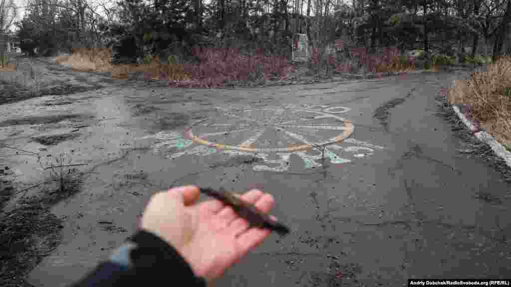 «Колесо фортуни» та уламок від 120-міліметрового снаряда в дитячому таборі відпочинку «Алиє паруса»