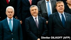 Красимир Каракачанов в компанията на коалиционните си партньори Волен Сидеров и Валери Симеонов. 