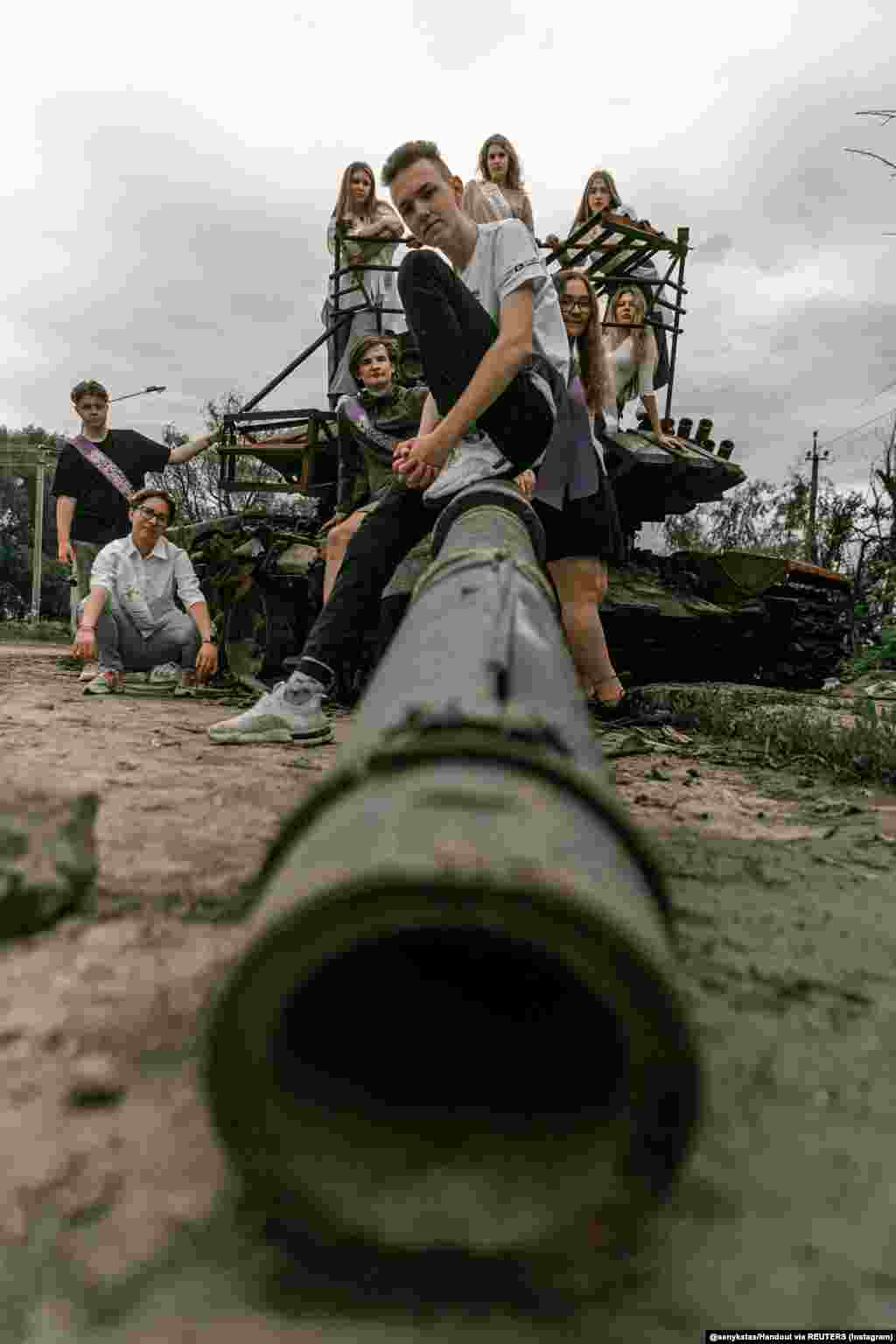 Srednjoškolci iz Černihiva poziraju za matursku fotografiju ukrajinskom fotografu Stanislavu Seniku (5. jun). On je za Radio Slobodna Evropa pričao o svom projektu. 'Maturantski album na ruševinama' je serija fotografija maturanata zabeleženih u gradu koji je razrušen ruskom invaziom. "Za deset godina ovi učenici će imati svoju decu koja će moći da vide šta su Rusi učinili i možda će moći da osete bol koju su njihovi roditelji iskusili".