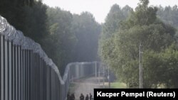 Poljska je saopštila da je završila izgradnju čeličnog zida duž granice s Belorusijom kako bi se zaustavio priliv migranata.