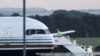 Članovi posade se ukrcavaju u avion za koji su britanski mediji javili da je prvi kojim je trebalo da budu prevezeni migranti u Ruandu, baza u Wiltshireu, Velika Britanija, 14. juni 2022. 