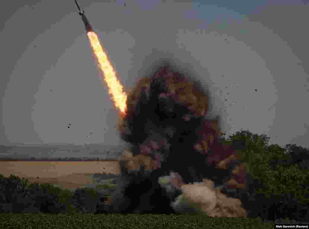 Ukrajinske trupe lansiraju višeraketni sistem BM-27 Uragan na ruske položaje u regionu Donbasa. Zapadne zemlje povećale su dotok oružja u Ukrajinu, uključujući rakete dugog dometa koje mogu da pogode ruske položaje i infrastrukturu. Najnapredniji je raketni sistem visoke pokretljivosti (HIMARS) koji isporučuju Sjedinjene Države. &nbsp;