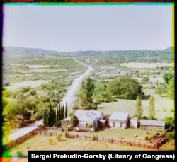Доглянута садиба біля дороги, що веде до берега Чорного моря. Фотографія була зроблена з вершини пагорба з виглядом на село, відоме сьогодні як Бзиб, у сепаратистському регіоні Грузії Абхазії