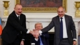 Президент США Дональд Трамп держит за руки президента Азербайджана Ильхама Алиева и премьер-министра Армении Никола Пашиняна во время их рукопожатия во время трехсторонней церемонии подписания в Белом доме в Вашингтоне, округ Колумбия, 8 августа 2025 года. REUTERS/Kevin Lamarque