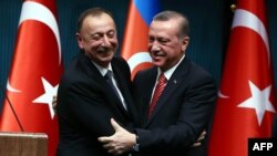 Ադրբեջանի և Թուրքիայի նախագահները ողջագուրվում են, Անկարա, 15-ը մարտի, 2016թ․ 