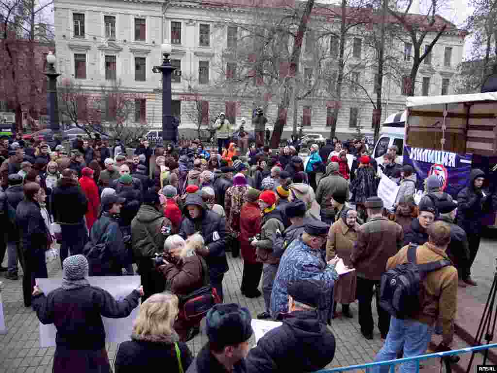 В митинге, санкционированном властями, приняли участие активисты "Солидарности", Объединенного гражданского фронта, движения "За права человека" и других организаций