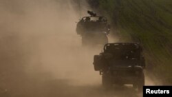 Vehicule militare israeliene la granița cu Gaza, 19 ianuarie 2024. Prelungirea conflictului și lipsa de succes în salvarea ostaticilor îi fac pe mulți israelieni să aibă dubii față de strategia actuală, bazată exclusiv pe forță.