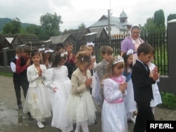 Українські діти з греко-католицької парафії в селі Поляни у Румунії