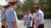 Правозащитник Асель Нургазиева проводит акцию протеста перед акиматом Жанаозена. 29 августа 2012 года.