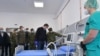 Predsednik Srbije Aleksanda Vučić potpisao je Uredbu kojom je omogućen uvoz lekova izvan "propisanih procedura" (na fotografiji Vučić prilikom obilaska bolnice na Karaburmi u Beogradu, 26. aprila 2020.)