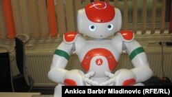 Аутизмди айыктырганга көмөктөшкөн "Рене" роботу, Хорватия.