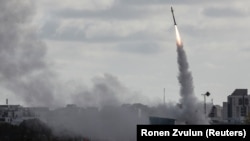 O rachetă a sistemului antibalistic israelian Iron Dome văzută din orașul Ashdod, Israel, 17 mai 2021