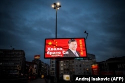 2020-nji ýylyň aprelinde Serbiýanyň paýtagty Belgrad şäherinde asyldan bilbordda şeýle diýilýär: "Sag bol, dogan Si!"