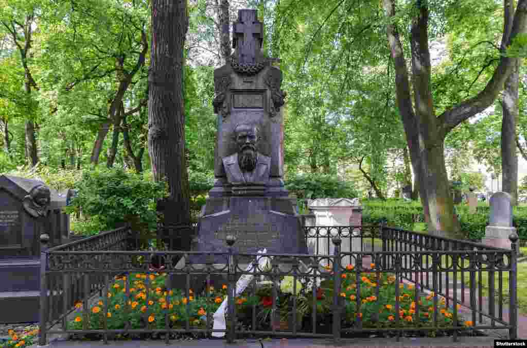 Mormântul lui Dostoievski din Sankt Petersburg. Dostoievski a murit pe 9 februarie 1881, după o serie de hemoragii pulmonare. A fost înmormântat în cimitirul Tikhvin din mănăstirea Aleksandr Nevski. &bdquo;Dumnezeu este necesar și de aceea trebuie să existe... Dar știu deopotrivă că nu există și nu poate exista... Nu înțelegeți că un om care are aceste două gânduri nu poate continua să trăiască?&rdquo; -- Dostoievski,&nbsp;Demoniii &nbsp;
