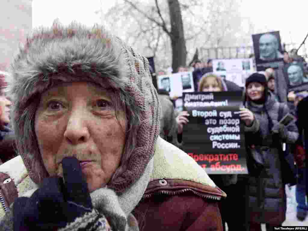 Собравшиеся скандировали "Свободу!", "Россия без Путина!"