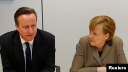 Britanski premijer Kameron i nemačka kancelarka Angela Merkel tokom sastanka lidera EU u Briselu