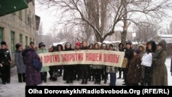 Протести проти планів закрити школи на Донеччині почалися ще взимку