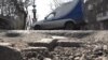 Ями на дорогах. Куди повідомити та як проконтролювати ремонт – інструкція від активістів (відео)