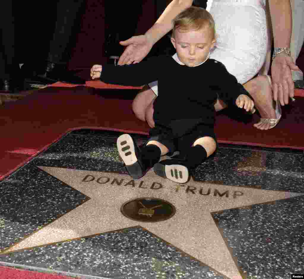 Barron împreună cu tatăl său pe aleea celebrităților de la Hollywood, în 2007.
