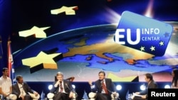 Predsednik Evropske komisije Žoze Manuel Barozo, predstavnik EU u Srbiji Vinsent Dežer i evropski komesar za proširenje Štefan File na panel diskusiji tokom posjete novootvorenom informacionom centru EU u Beogradu, 19. maj 2011 