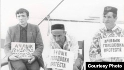 Политическая голодовка в Казани, 14-27 мая 1991 года. Фазыл Валиахметов слева