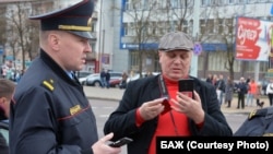 Nnovinaru Syarheyu Hardzievichu (desno) također je naloženo da plati kaznu od 1.600 dolara. Slika od 21. aprila 2019.