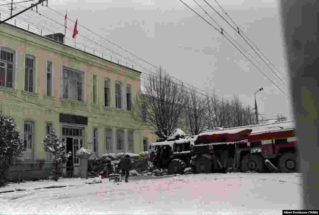 Озброєні осетини 1 січня 1991 року біля барикади в Цхінвалі. Перестрілка почалася 5 січня, коли озброєні етнічні грузини увійшли в Цхінвалі. Збройне протистояння у місті між грузинами і осетинами тривало тижнями, допоки грузинські збройні підрозділи не залишили місто