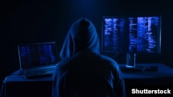Jedan od zapleta u romanu su cyber napadi