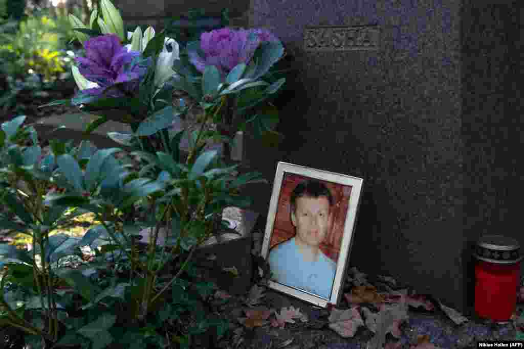 O fotografie lângă piatra funerară a lui Aleksandr Litvinenko, în cimitirul Highgate, din nordul Londrei.