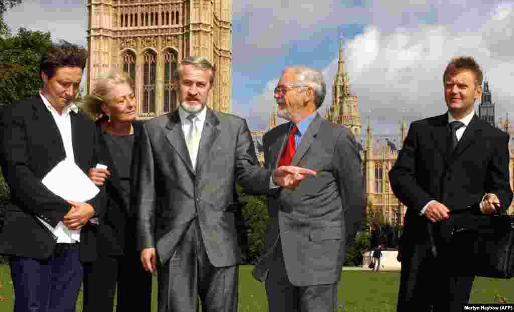 Litvinenko (dreapta), în fața Camerei Lorzilor din Marea Britanie, la 14 septembrie 2004, după o conferință de presă în care solicita ajutor internațional pentru rezolvarea conflictului din Cecenia. S-a alăturat (de la stânga la dreapta) regizorului Andrei Nekrasov, actriței și militantei pentru drepturile omului Vanessa Redgrave, lui Akhmed Zakayev - fost lider separatist cecen care a obținut azil în Marea Britanie - și&nbsp;lui Lord Rea.&nbsp;