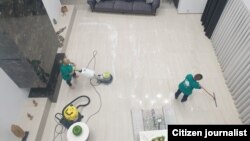 Disa gra, punëtore të një kompanie private për pastrim të shtëpive. 