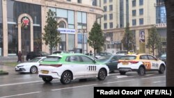 Дүйшөмбүнүн көчөлөрүндө электромобиль колдонгон таксилер көбөйүп келе жатат. (архивдик сүрөт)