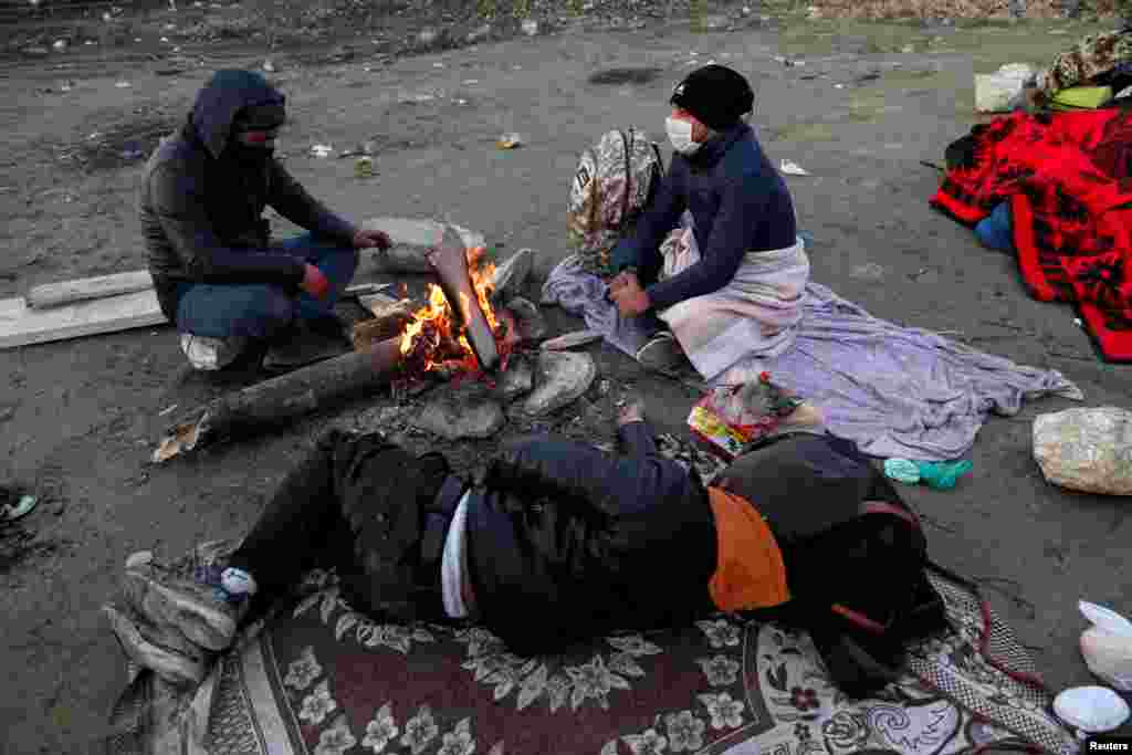 Migrantët nga Pakistani qëndrojnë në një rrugë në Turqi.&nbsp;