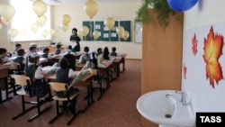 Roditeljima u delovima Ukrajine pod ruskom okupacijom zaprećeno je oduzimanjem starateljstva ako na jesen ne pošalju svoju decu u proruske škole (arhivska fotografija)