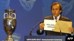 Архівне фото. Президент УЄФА Мішель Платіні 18 квітня 2007 оголосив, що футбольне Євро–2012 проведуть в Польщі та Україні.