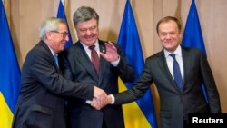Petro Poroșenko, Jean-Claude Juncker (stânga) și Donald Tusk (dreapta), la Bruxelles, 17 martie 2016