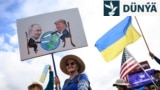 Demonstrantlar ABŞ we rus prezidentleriniň duşuşygynyň öňüsyrasynda, 14-nji awgustda Ukraina goldaw bildirip, Alýaska ştatynyň Ankoridž şäherinddki Seward magistral ýolunyň ugrunda baýdak göterýär. 